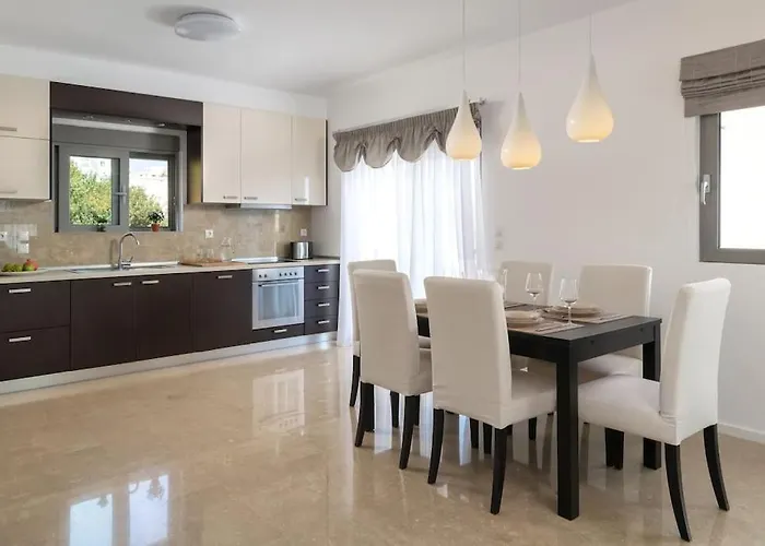 Luxurious And Modern House Near Town And Beach