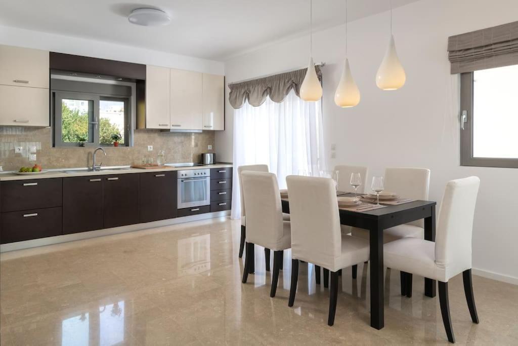 Luxurious And Modern House Near Town And Apartment Asgourou